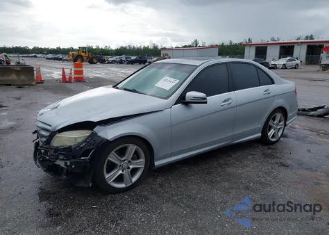 2010 Mercedes-Benz C 300 Luxury/Sport z USA, uszkodzony, nr VIN WDDGF5EB6AR101096